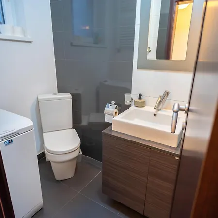 Cozy & Spacious Near Victoriei Square *