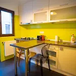 Cozy & Spacious Near Victoriei Square Апартаменти Бухарест