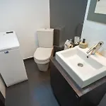 Апартаменти Cozy & Spacious Near Victoriei Square *