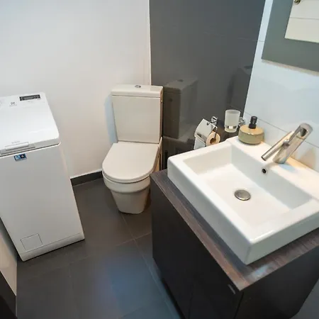 Daire Cozy & Spacious Near Victoriei Square *