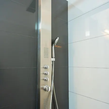 Daire Cozy & Spacious Near Victoriei Square *