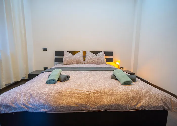 Cozy & Spacious Near Victoriei Square *