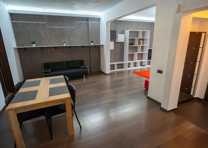 Cozy & Spacious Near Victoriei Square Бухарест