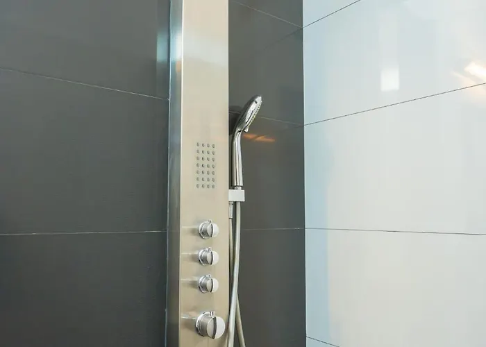 Апартаменти Cozy & Spacious Near Victoriei Square *