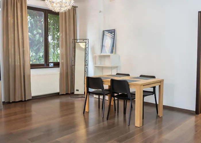Cozy & Spacious Near Victoriei Square