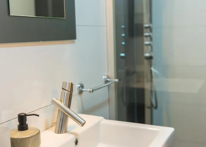 Cozy & Spacious Near Victoriei Square *