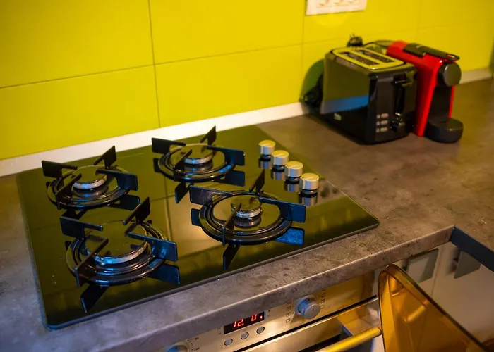 Cozy & Spacious Near Victoriei Square *