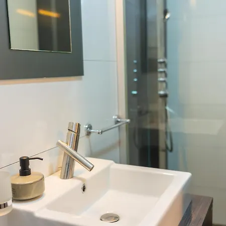 Cozy & Spacious Near Victoriei Square *